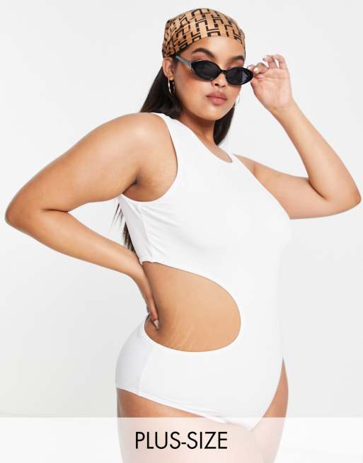 Simmi Plus – Badeanzug in Weiß mit One-Shoulder-Träger und Zierausschnitt