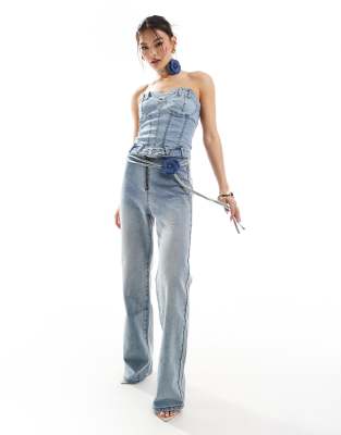 Simmi straight leg jean with corsage belt co-ord in light wash blue φωτογραφία