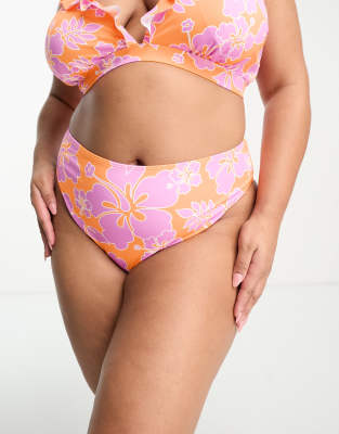 Simply Be - 2er-Pack Bikinihosen in Orange und mit rosa Blumenmuster mit Rüschendetail-Bunt