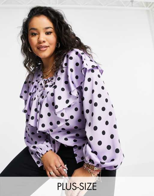 Simply Be – Bluse mit gerüschtem Ausschnitt und Punktemuster in Flieder