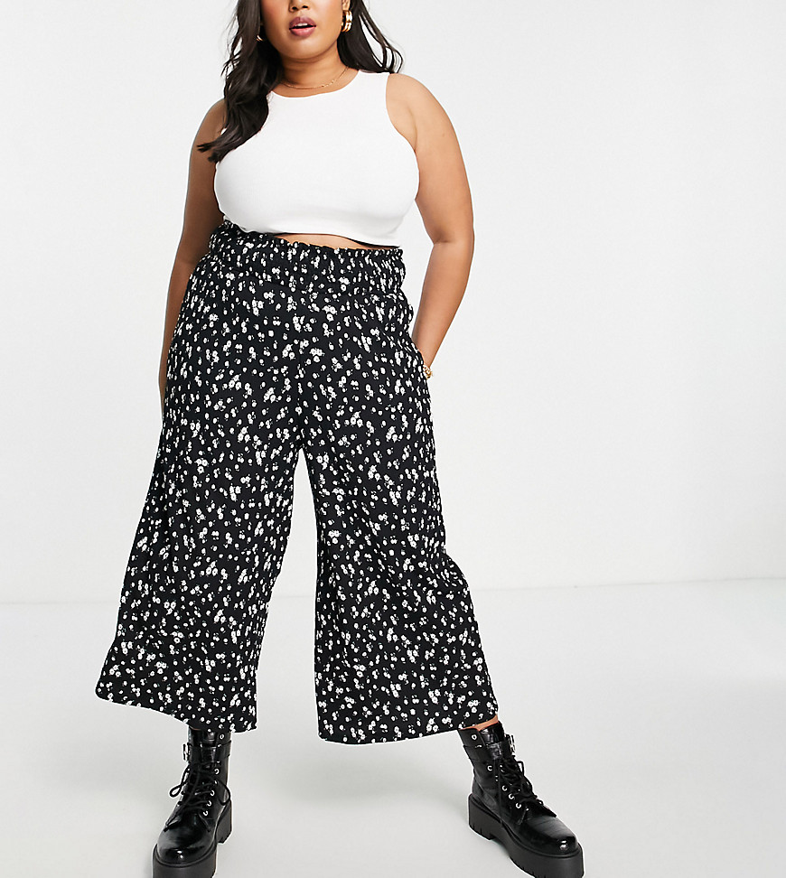 Plus-size trousers by Simply Be Exclusive to ASOS High rise Shirred, stretch waist Side pockets Cropped length Wide leg Regular fit on the waist