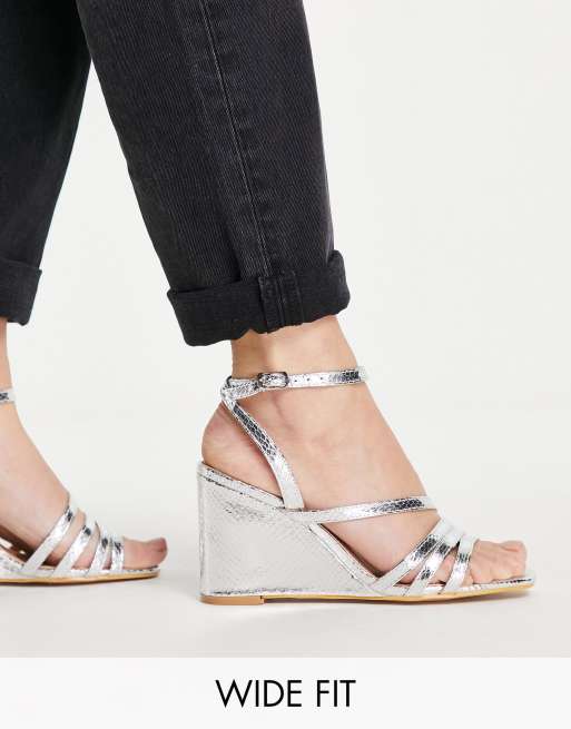 Simply Be Extra Wide Fit Ava Sandalen in Silber mit Keilabsatz sehr weite Passform ASOS