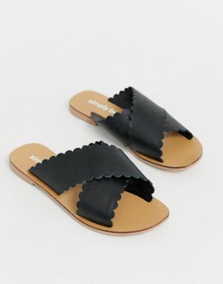 Simply Be extra wide fit - Leren slippers met geschulpte rand in zwart