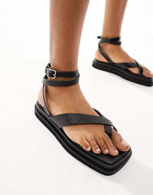 Extra wide store fit flip flops