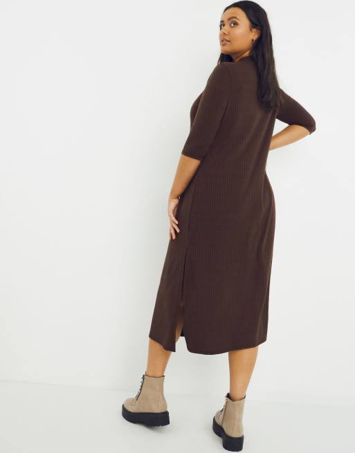 Simply Be – Geripptes, mittellanges T-Shirt-Kleid in Schokoladenbraun mit Seitenschlitz und 3/4-Ärmeln, 2 von 4