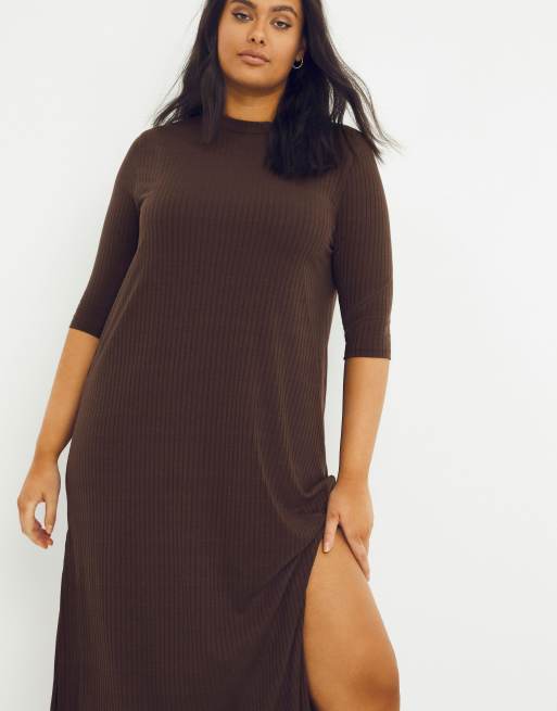 Simply Be – Geripptes, mittellanges T-Shirt-Kleid in Schokoladenbraun mit Seitenschlitz und 3/4-Ärmeln, 3 von 4