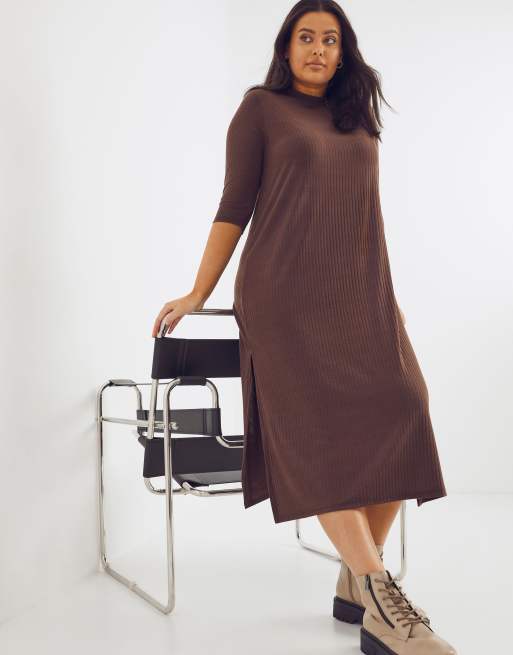 Simply Be – Geripptes, mittellanges T-Shirt-Kleid in Schokoladenbraun mit Seitenschlitz und 3/4-Ärmeln, 4 von 4