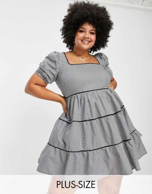 Simply Be – Gesmoktes, kariertes Kleid mit Puffärmeln in Schwarz