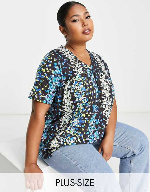 Simply Be – Gesmoktes Oberteil mit Streublumenmuster in Blau