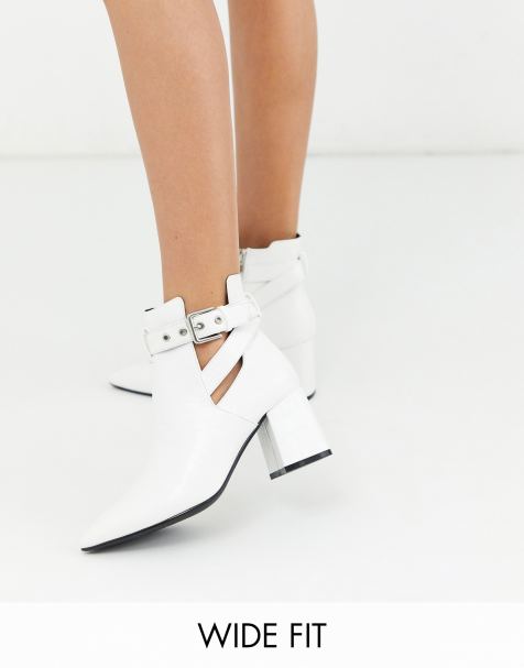 Simply Be – Stiefeletten mit Riemen an der Ferse in weißer Kroko-Optik, weite Passform