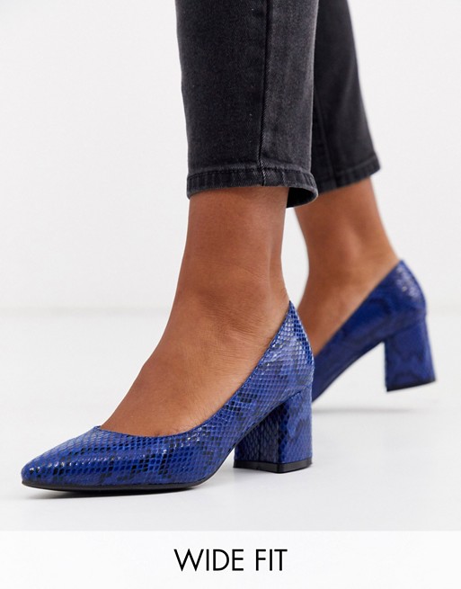 Simply Be wide fit block heel court shoe in blue snake