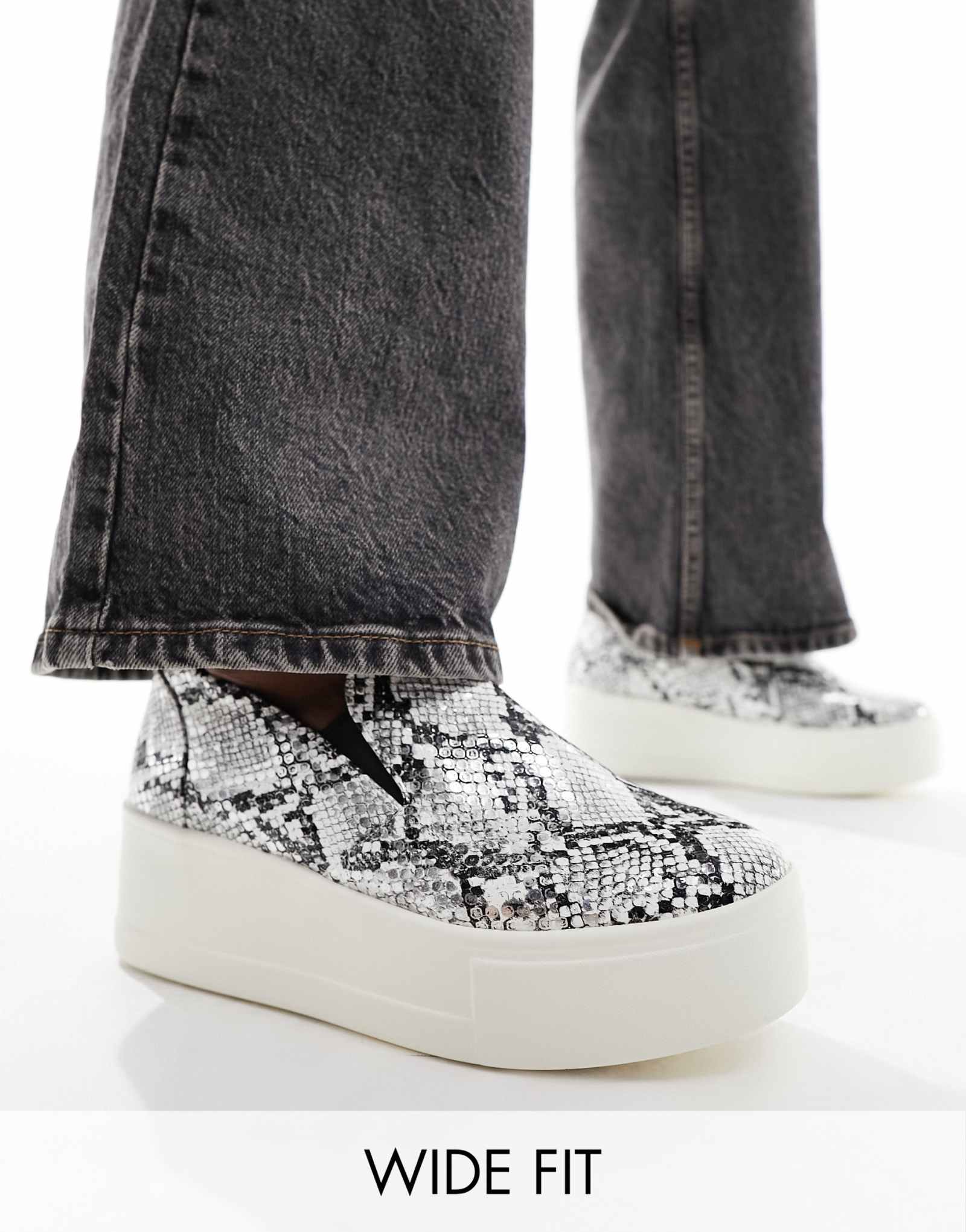 Черные кроссовки-слипоны Simply Be на плоской подошве широкого кроя Simply Be черного цвета