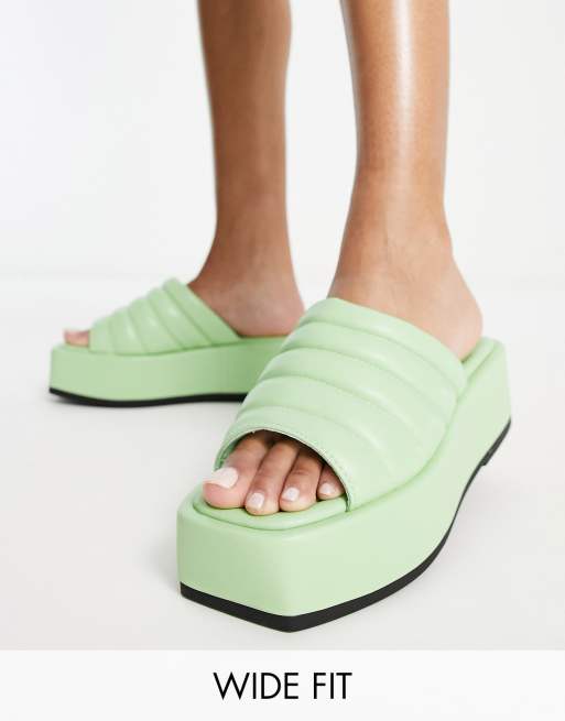Simply Be Wide Fit – Gesteppte Sandalen in Grün mit Plateausohle