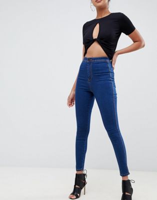 Обтягивающие джинсы на женщинах