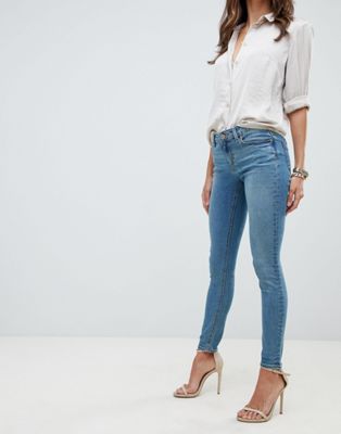 Невысокие женщины в джинсах