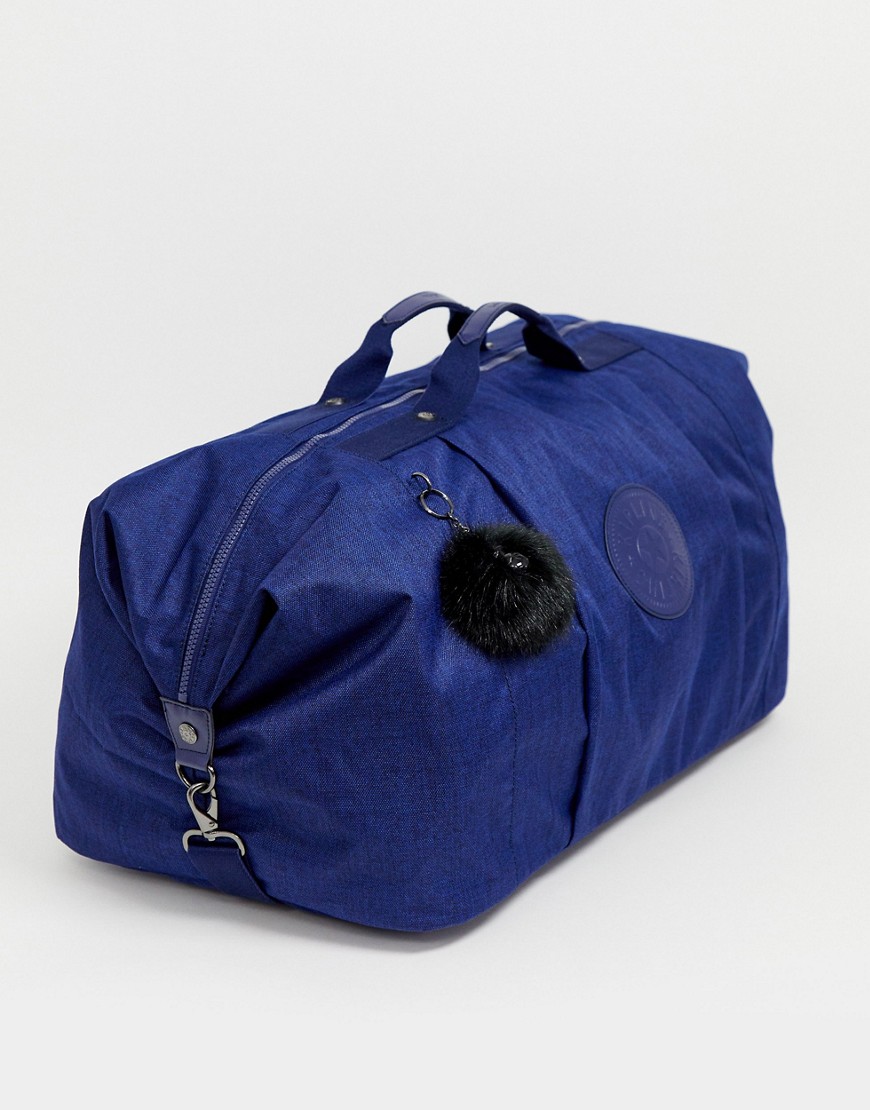 фото Синяя большая сумка с черной пушистой подвеской kipling-синий