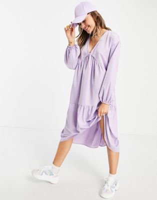 фото Сиреневое платье миди с присборенной юбкой и v-образным вырезом lola may-фиолетовый цвет