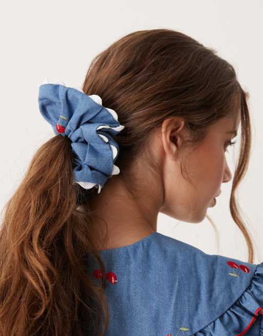Sister Jane - Chouchou d'ensemble en denim à bords contrastants et motif cerises - Bleu, 2 de 3