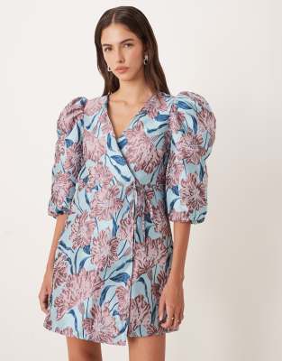 Sister Jane - Deco Bloom - Kurzes Wickelkleid in Blau mit Jacquard-Blumenmuster