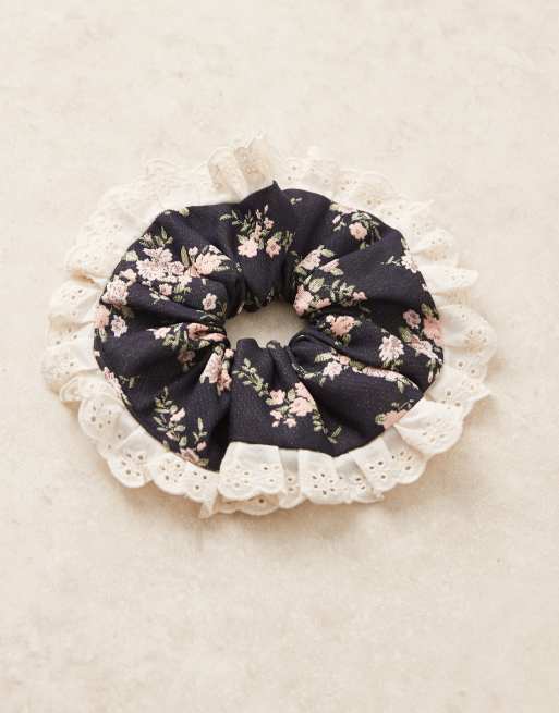 Sister Jane - Eclipse - Scrunchie met fijne bloemenprint in marineblauw, 2 van 3