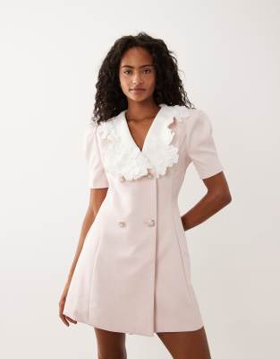 Exclusive - Minikleid in Rosa mit farblich abgesetztem Kragen und Knopfdetail Rosa M Plus