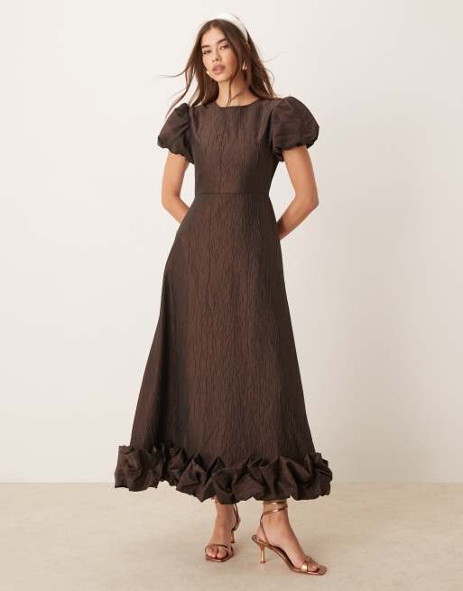 Sister Jane - Exclusives - Midaxi-jurk met pofmouwen en bolle zoom in chocoladebruin