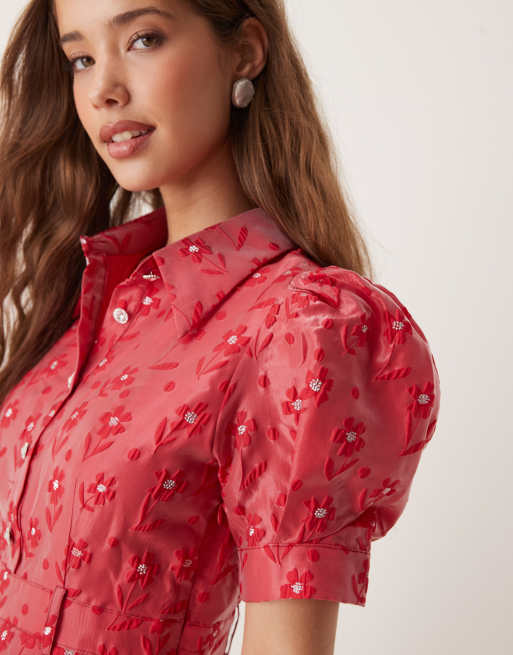 Vestido camisero semilargo rojo con patrón floral con adornos de Sister Jane