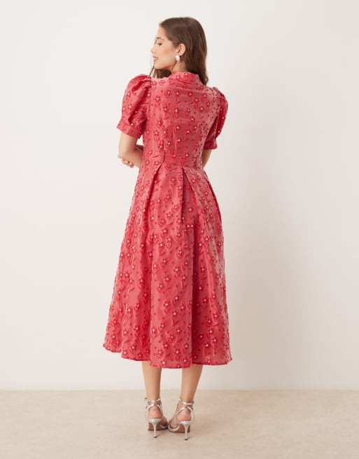 Vestido camisero semilargo rojo con patrón floral con adornos de Sister Jane