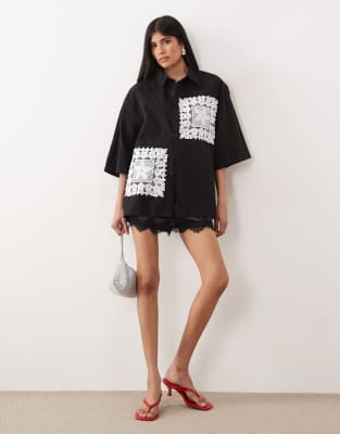 Galene - Kurzärmliges Unisex-Hemd in Schwarz mit Häkelsaum Schwarz M Plus
