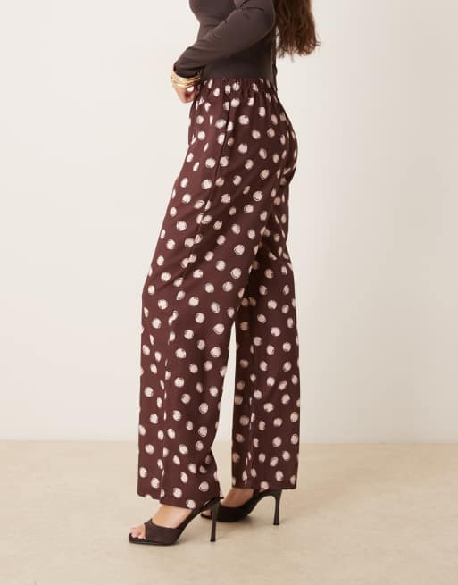 Sister Jane – Illume – Gerade geschnittene Hose in Braun mit elastischem Bund und Punktemuster, 2 von 5