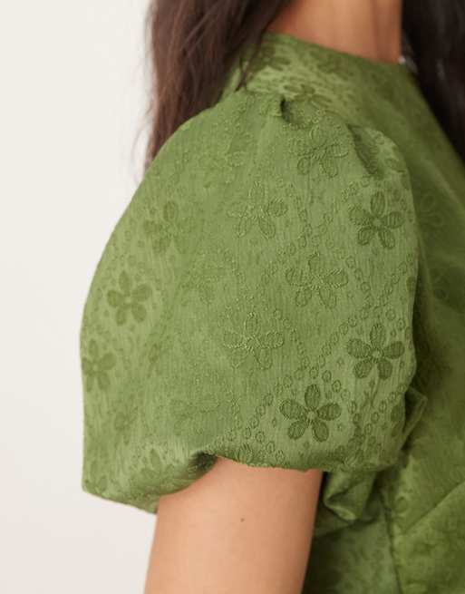 Sister Jane – Kakifärgad midaxiklänning i jacquard med puffärmar och volangfåll, 2 av 4