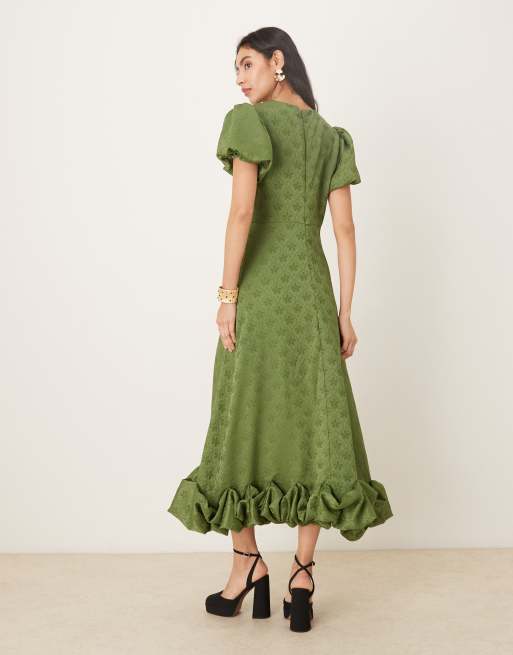 Sister Jane – Kakifärgad midaxiklänning i jacquard med puffärmar och volangfåll, 3 av 4