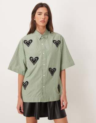 Sister Jane - Maris - Kastiges Unisex-Hemd aus Baumwollmix in Grün mit Herzverzierung