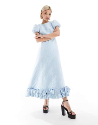 Sister Jane - Midaxikleid in Puderblau mit Puffärmeln und Rüschensaum