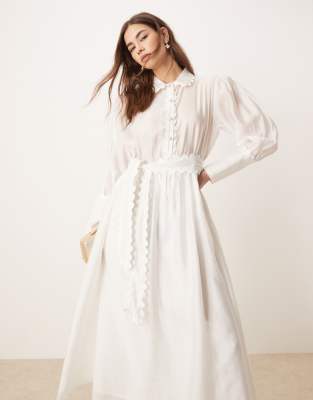 Sister Jane - Midi-Hemdkleid in Perlweiß mit verzierten Knöpfen