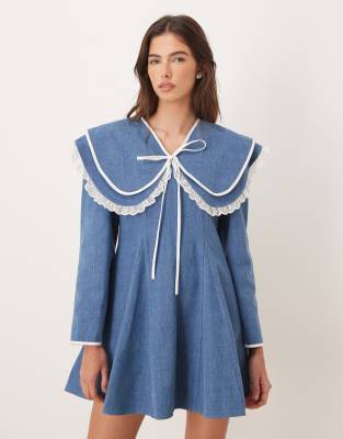 Sister Jane - Mini-Jeanskleid aus reiner Baumwolle in Blau mit Oversize-Kragen und Schleife