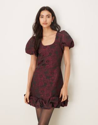 Sister Jane - Minikleid in Pflaume mit Jacquard-Muster, Puffärmeln, U-Ausschnitt und Rüschensaum-Lila