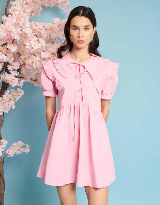 Sister Jane – Minikleid in Rosa mit Kragen und Faltendetails