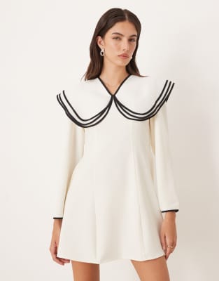 Sister Jane - Minikleid in Weiß mit mehrreihigem, übergroßem Kragen und Kontraststreifen