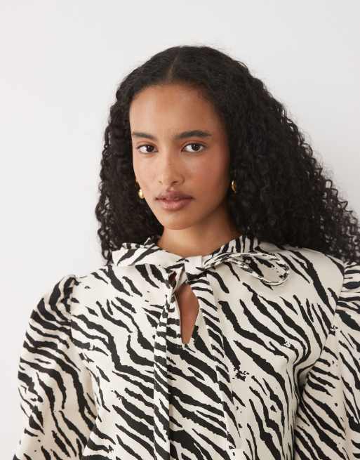 Sister Jane Nuit Mini-Kleid mit Bindekragen, langärmelig, in Ivory mit Zebra-Muster, 2 von 4