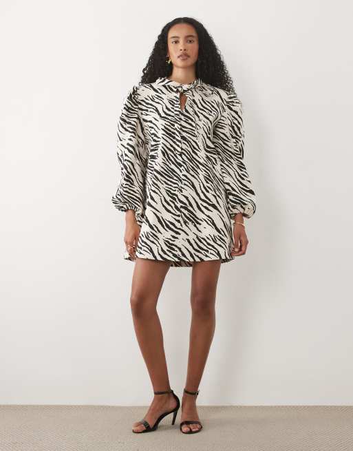 Sister Jane Nuit Mini-Kleid mit Bindekragen, langärmelig, in Ivory mit Zebra-Muster, 3 von 4
