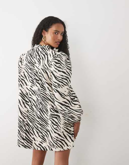Sister Jane Nuit Mini-Kleid mit Bindekragen, langärmelig, in Ivory mit Zebra-Muster, 4 von 4