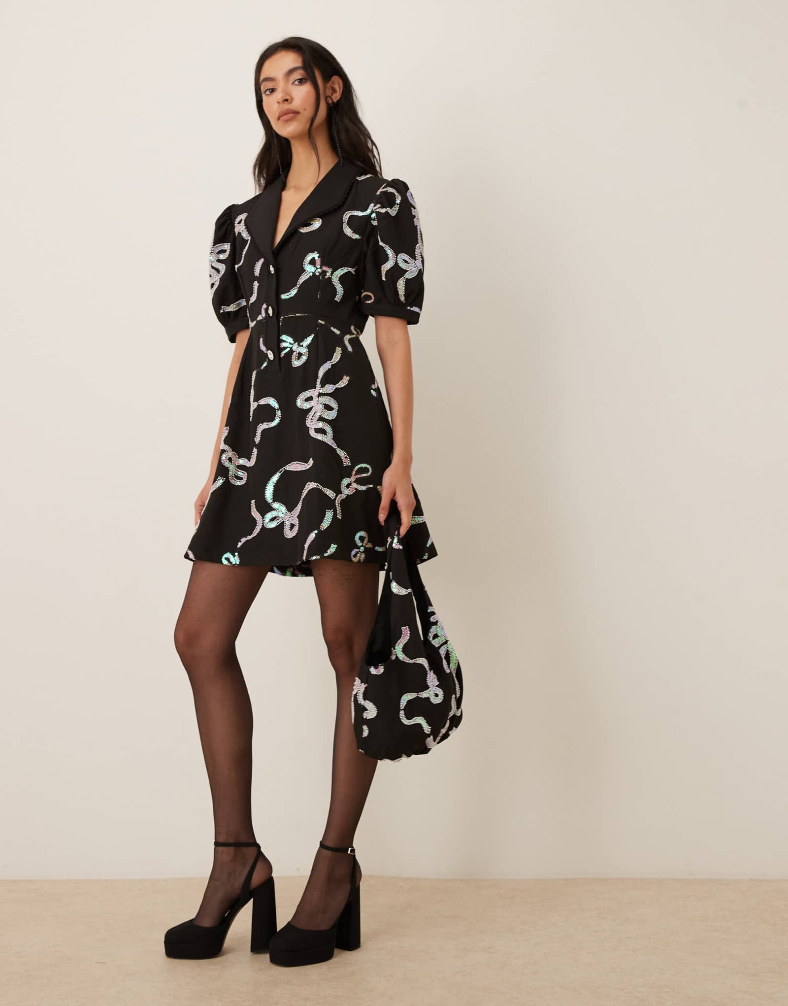 Черное мини-платье сестры Джейн, украшенное бантиком в виде ряби