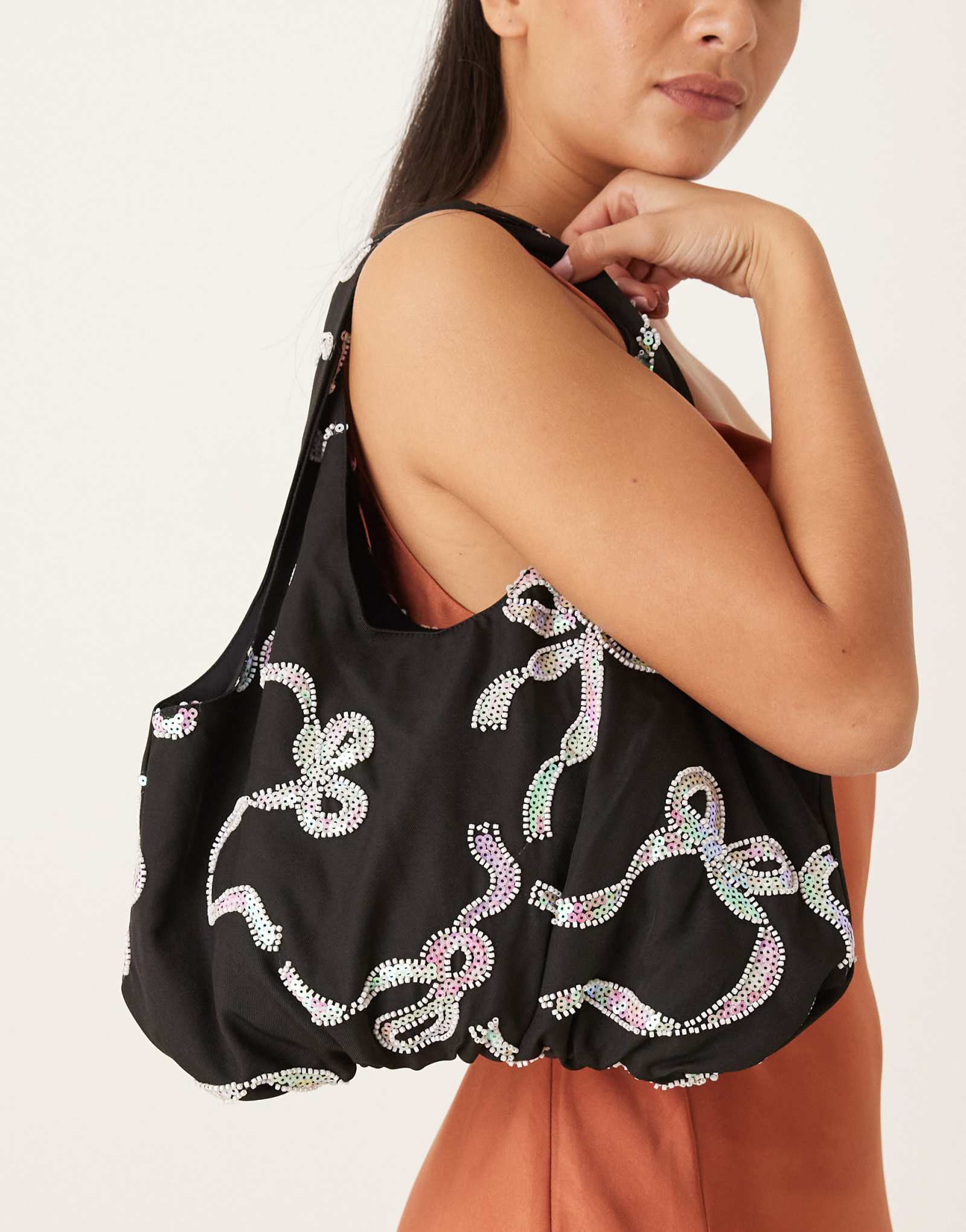 Черная сумка Sister Jane Ripple, украшенная блестящими бантиками