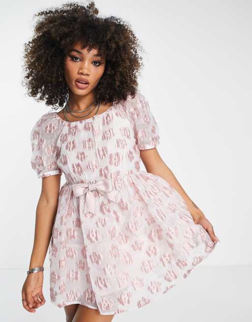 Sister Jane - Robe babydoll courte en jacquard fleuri avec nœud - Rose