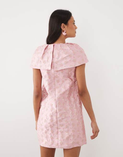 Sister Jane – Rosa, blommig miniklänning i jacquard med cape-ärmar och rosett, 3 av 4