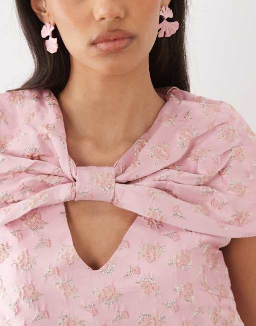 Sister Jane – Rosa, blommig miniklänning i jacquard med cape-ärmar och rosett, 4 av 4