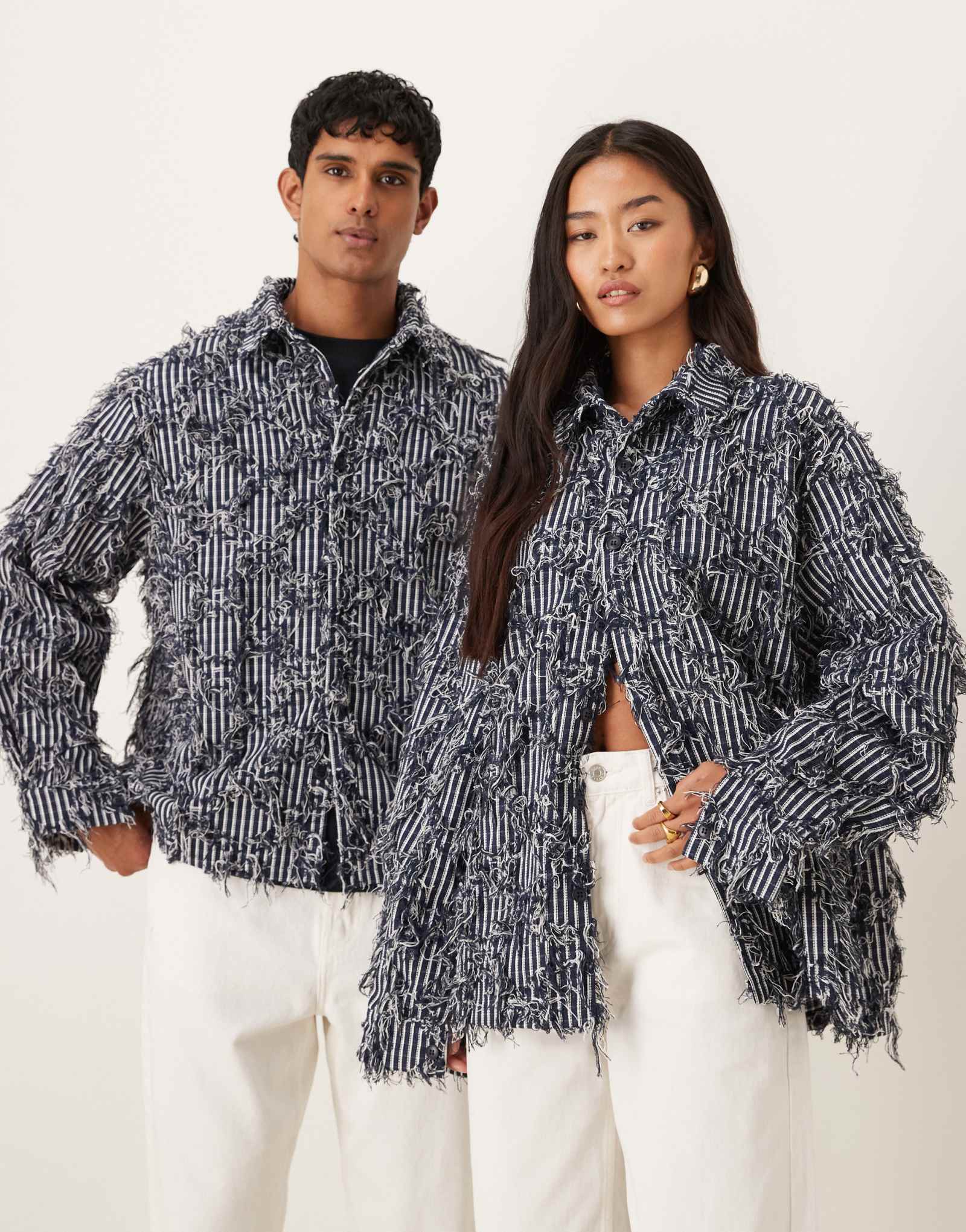 Потертая джинсовая верхняя рубашка Sister Jane в стиле унисекс темно-синего цвета