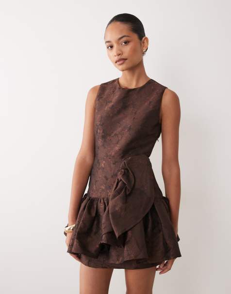 Sister Jane vestido corto exclusivo de jacquard con volantes y abertura trasera en rombo en chocolate - view 1