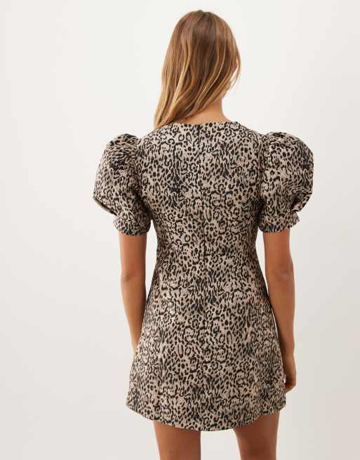Sister Jane - vestido mini de jacquard con cuello redondo y mangas abullonadas con estampado de leopardo, 4 de 4